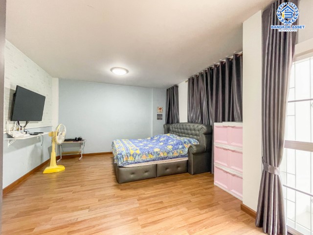 *****ทาวน์เฮ้าส์มือสองย่านนนทบุรี ม.เจ้าพระยาทาวน์ บางกรวย-ไทรน้อย หลังมุม เนื้อที่กว้าง 35 ตร.ว. ฟังก์ชัน 4 ห้องนอน 2 ห้องน้ำ ที่จอดรถ 1 คัน หน้าบ้านโล่ง แต่มีความเป็นส่วนตัว ใกล้โครงการรถไฟฟ้าสายสีม่วง "บางพลู" และจุดขึ้นทางด่วน "กาญจนาภิเษก"